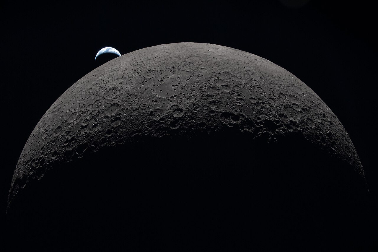 Dua for Waking Up – crescent moon in the dark sky